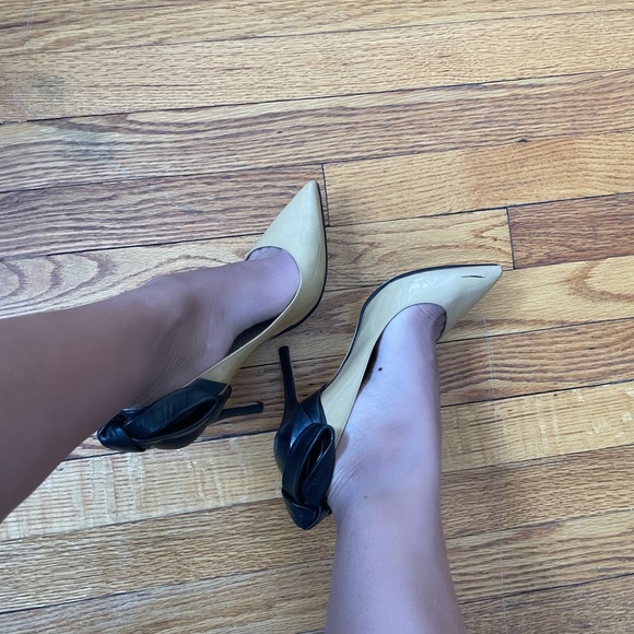 Beautiful unique and chic nude/black bow Valentino heels😍 - Picture 5 of 6